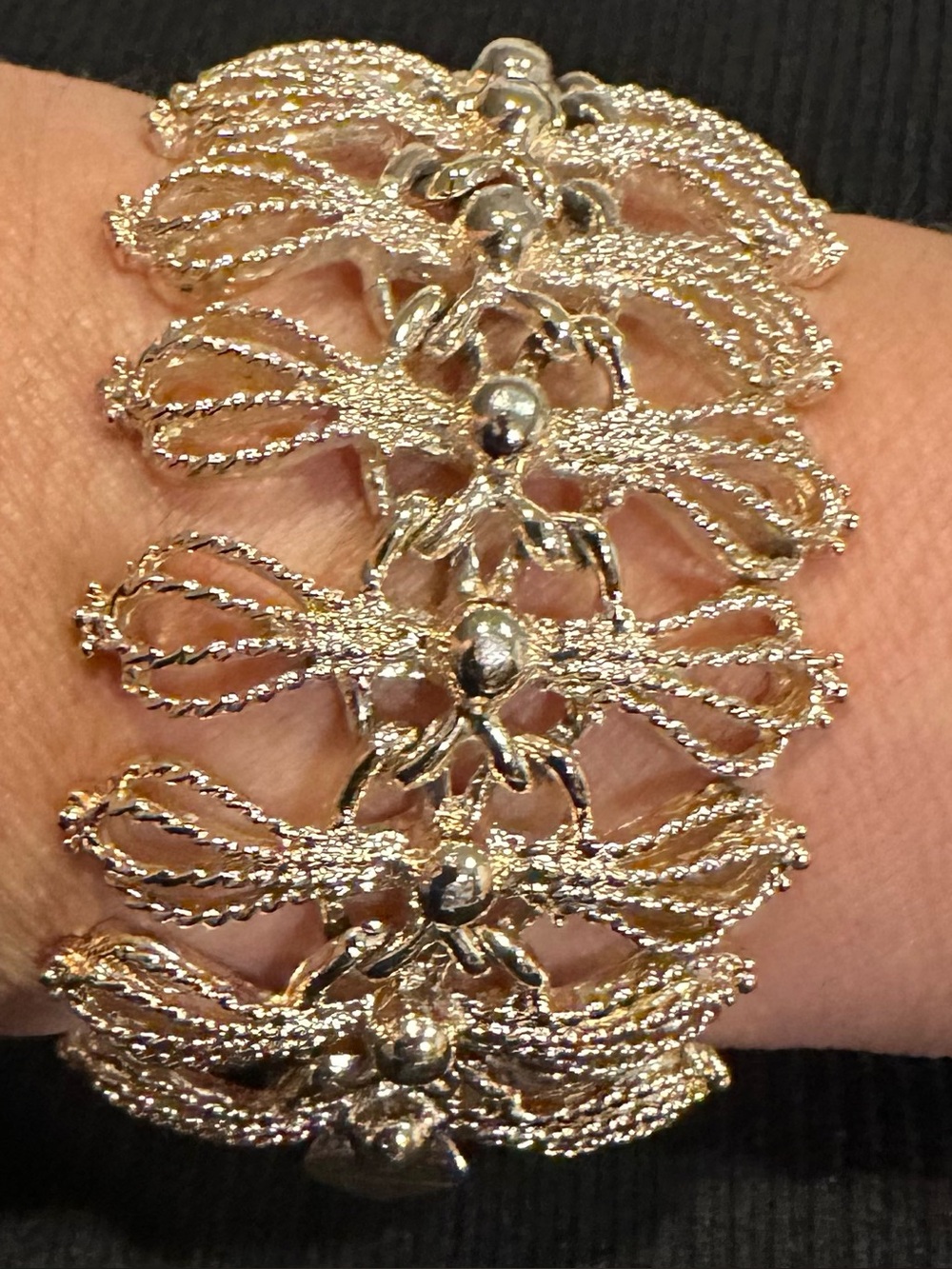 Vintage Signed Emmons Gleaming Bows Gold Tone Wide Panel Link Bracelet